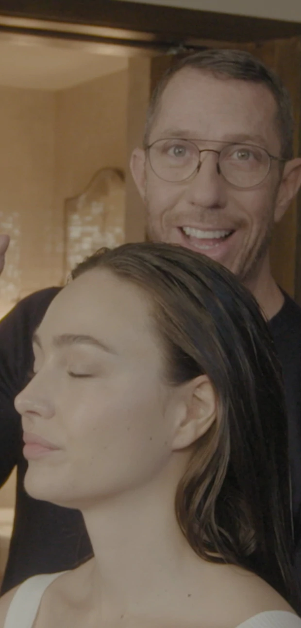 Video des Star-Haarstylisten Chris McMillan, der das Sculp Scrub an einem Model vorführt