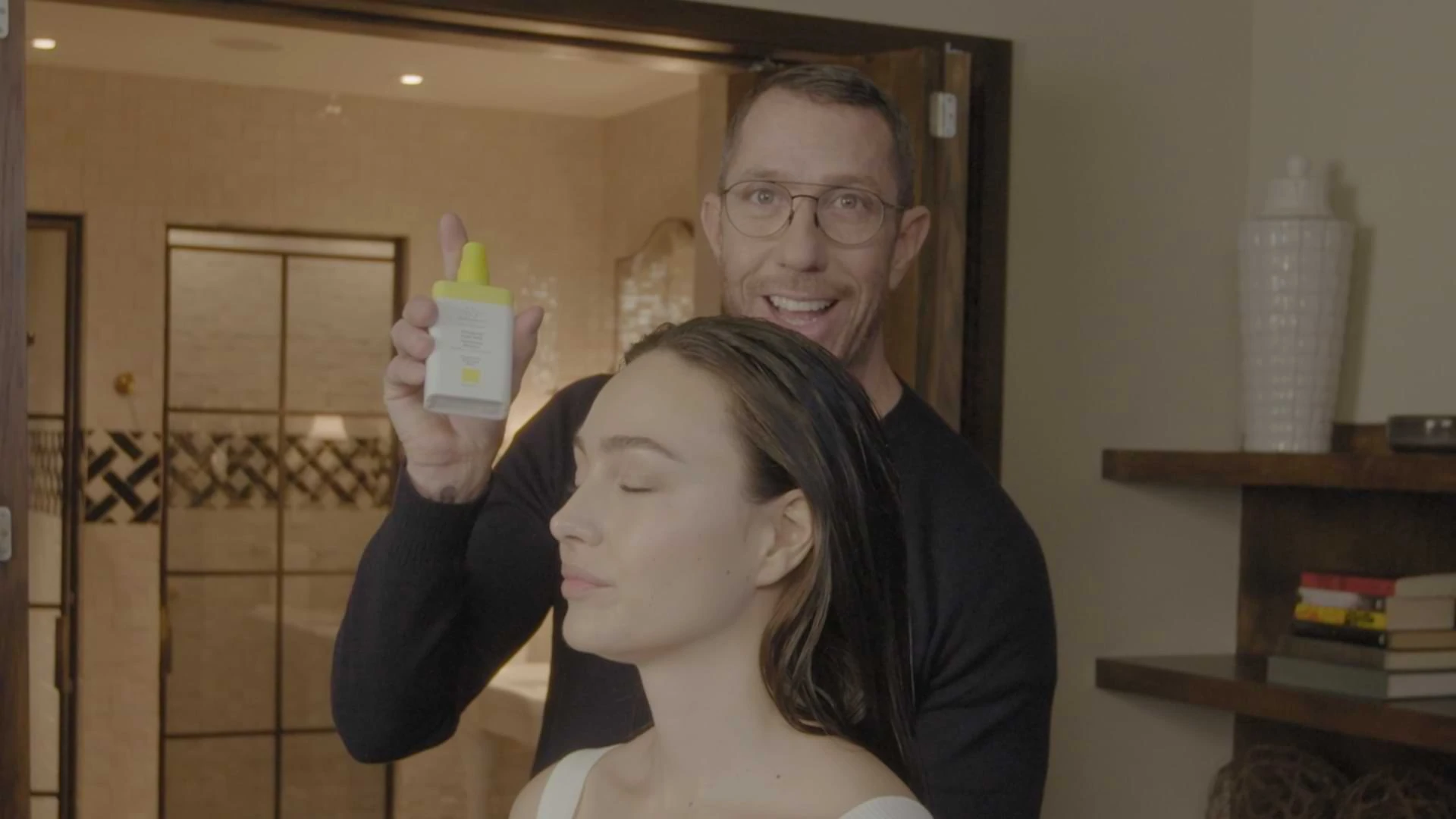 Video des Star-Haarstylisten Chris McMillan, der das Sculp Scrub an einem Model vorführt
