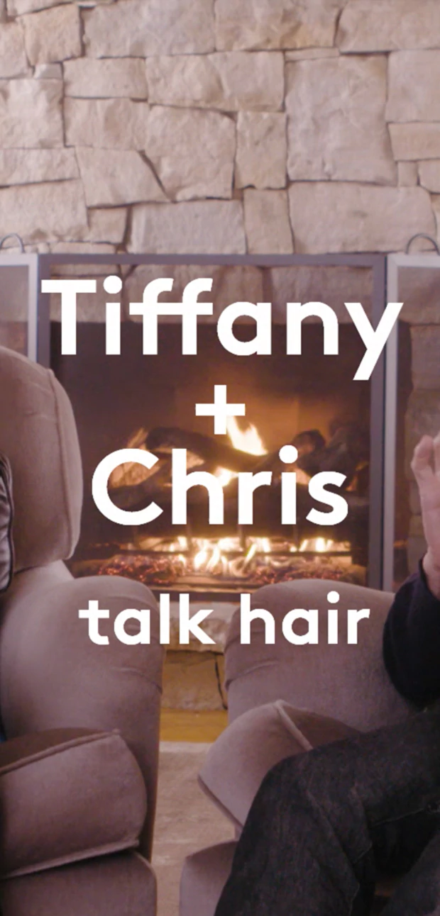 Video der Gründerin von Drunk Elephant, Tiffany Masterson, im Gespräch mit dem Star-Hairstylisten Chris McMillan vor einem kuscheligen Kaminfeuer