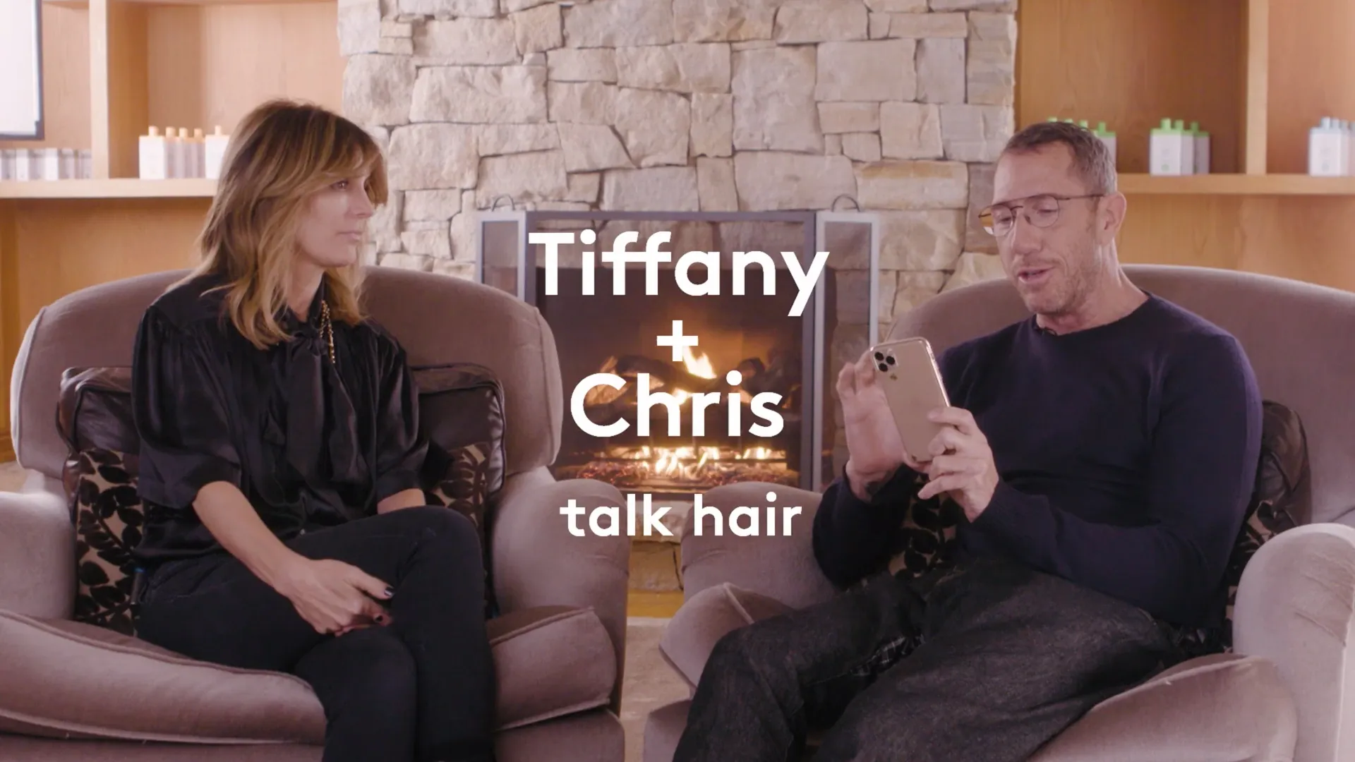 Video der Gründerin von Drunk Elephant, Tiffany Masterson, im Gespräch mit dem Star-Hairstylisten Chris McMillan vor einem kuscheligen Kaminfeuer